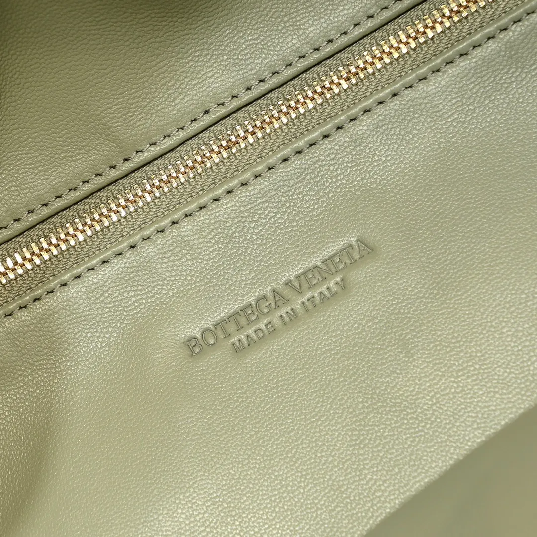 Batch 1860 #Bv new small HOP bag, the bag body and handles are made of a whole piece of woven leather. The bag body is soft and lazy. Hop symbolizes the praise of innovation and eternal craftsmanship [love]. The pyramid silhouette combines practicality and fashion. It is modern and casual. The double-sided closure design of the bag mouth is more convenient and safe! The cowhide texture also makes the bag more wear-resistant and durable. A must-have for fashionable ladies who like minimalism yet comfortable and casual! Size: 41x20.5x7.5, Model: 3966#
